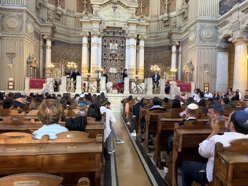 Il primo Siddur agli studenti della Scuola Ebraica: un dono per l'identità