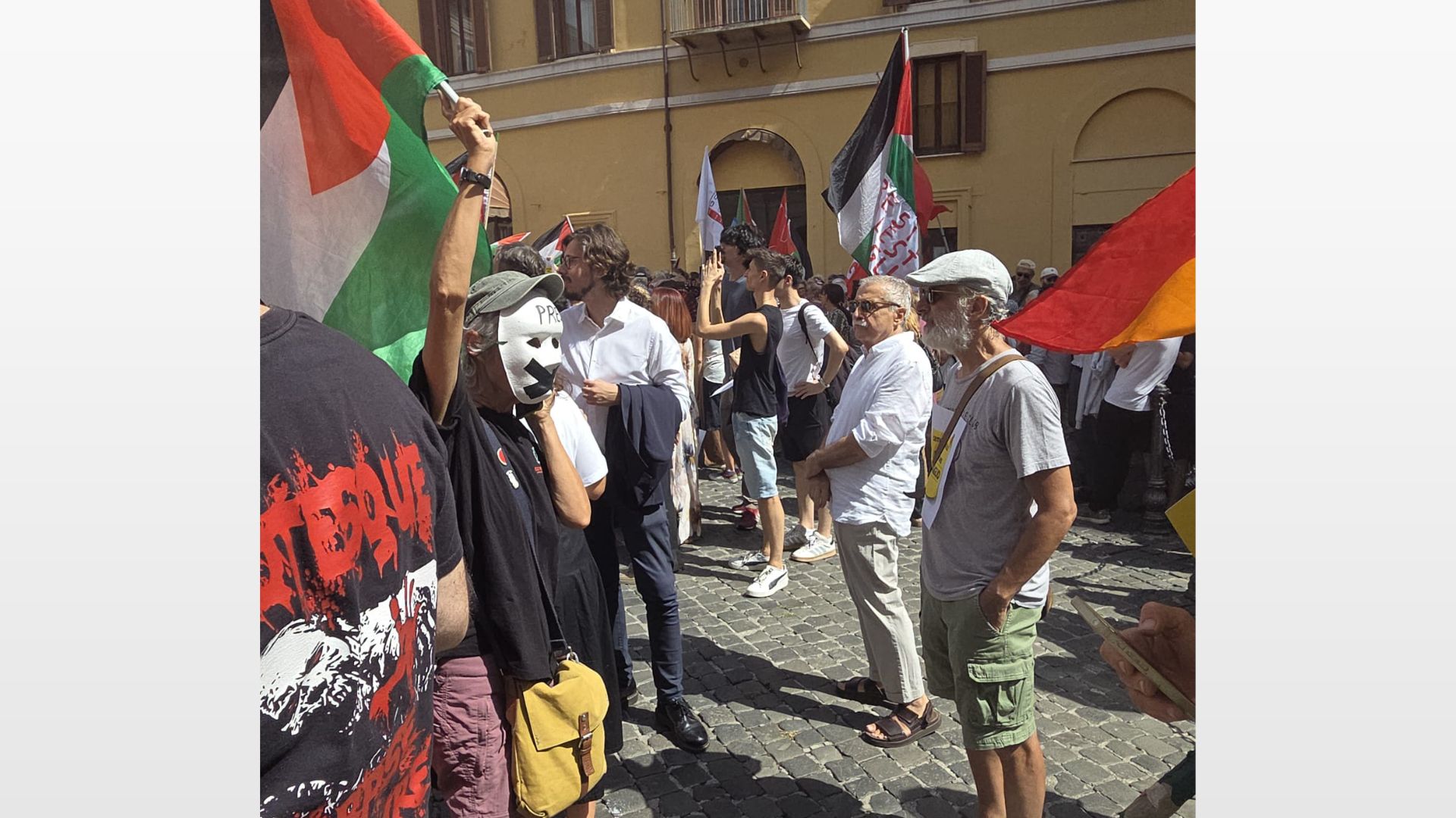Sventolare le bandiere di Hezbollah e Hamas in piazza, ma “non è antisemitismo” Sventolare le bandiere di Hezbollah e Hamas in piazza, ma “non è antisemitismo”