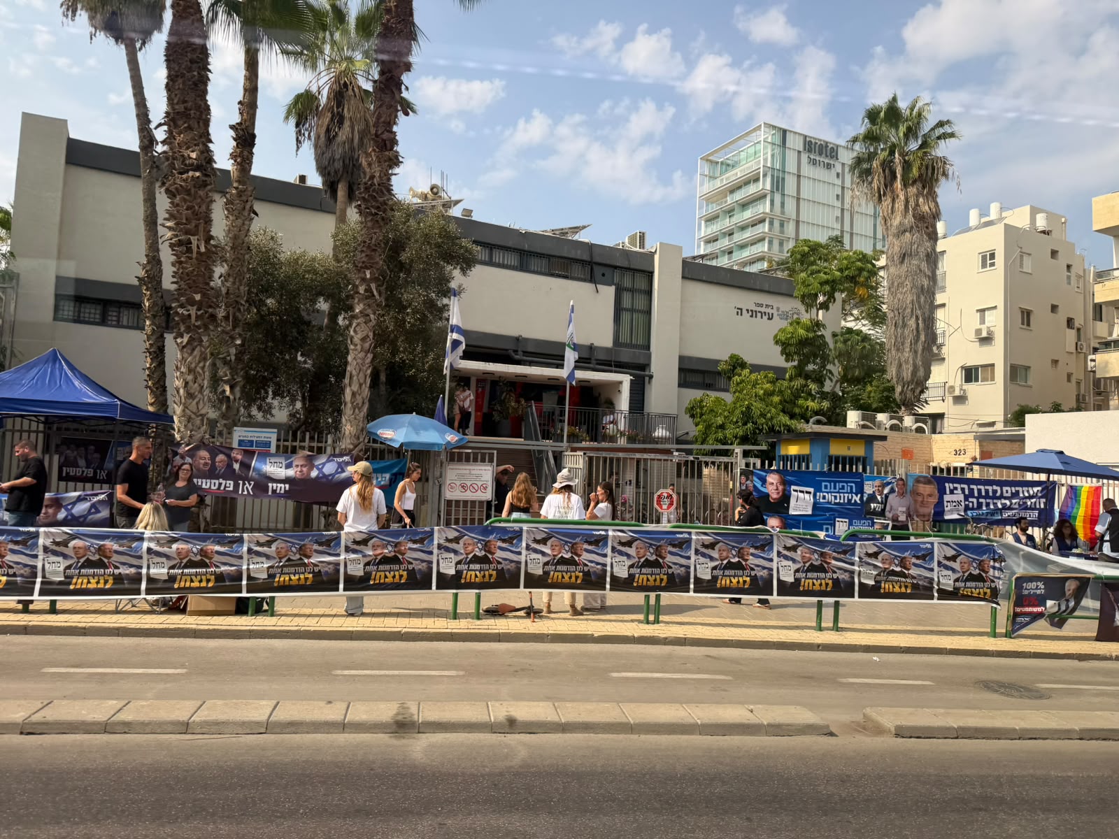 Israele al voto, a Tel Aviv in fila ai seggi: “Elezioni cruciali per il nostro futuro”
